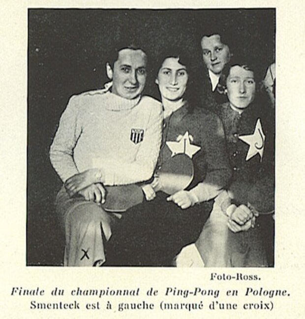 Zdjęcie Zofii Smętek (pierwsza z lewej) z Przeglądu Sportowego – zamieszczone w książce ''Pełne miłości wyznanie kobiety, która staje się mężczyzną'' wydaną we Francji.