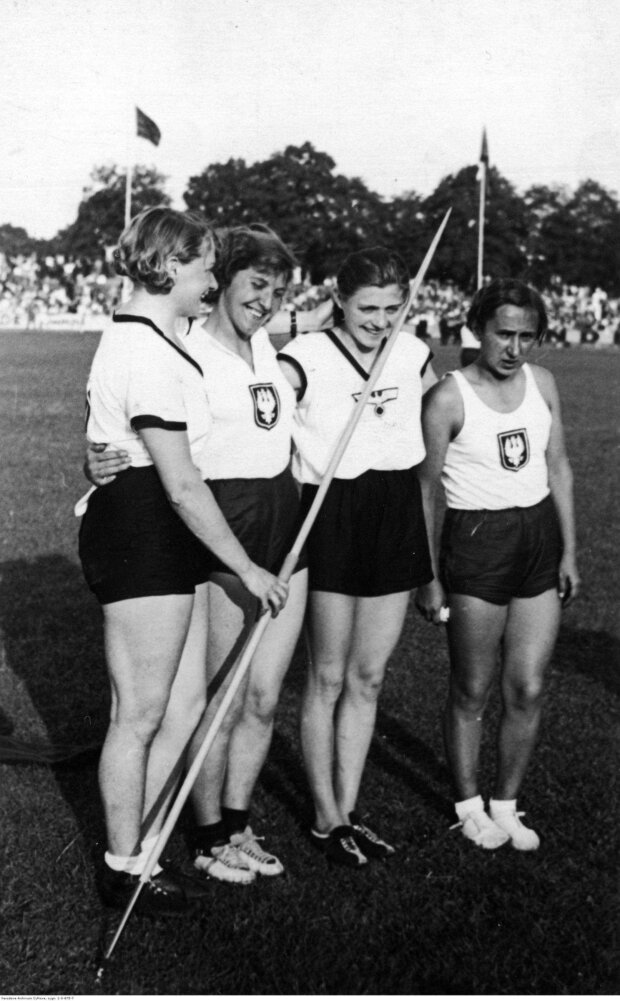 Zofia Smętek (pierwsza z prawej) podczas meczu lekkoatletycznego Polska-Niemcy, Drezno, 1935. Źródło NAC