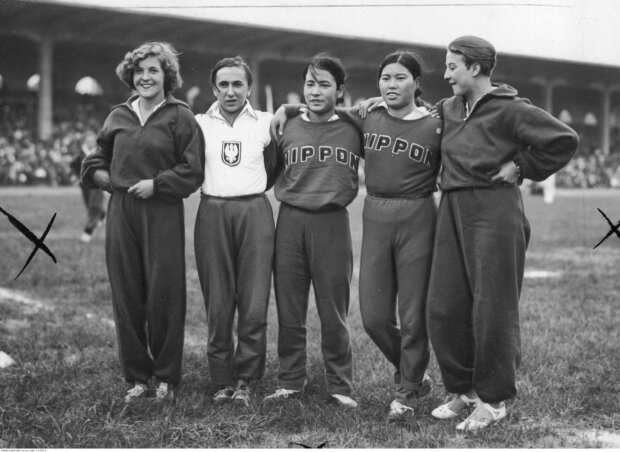 Zofia Smętek – w białej koszulce jako reprezentantka Polski w meczu lekkoatletycznym z Japonią, Poznań, 1934. Źródło NAC