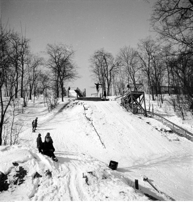 Widok na teren skoczni Agrykola w 1956 r. Widać skoczka w locie (fotografia z Tygodnika Stolica nr 11). Fot. Zbyszko Siemaszko (źr. NAC)