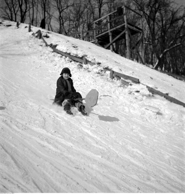 Skocznia Agrykola w 1956 r. Chłopiec zjeżdżający spod skoczni na łopacie zeskoku (fotografia z Tygodnika Stolica nr 11). Fot. Zbyszko Siemaszko (źr. NAC)