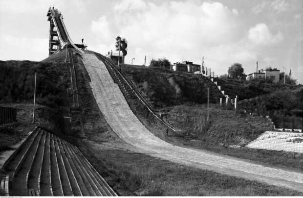 Widok skoczni igelitowej w Warszawie. Ujęcie z trybun przy dojeździe, rok 1960. Fot Zbyszko Siemaszko (źr. NAC)