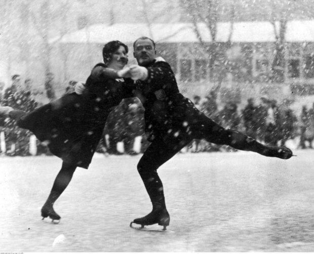 Marta Rudnicka i Alfred Theuer - Mistrzowie Warszawy z 1932 r. w trakcie zawodów. Fot Leon Jarumski (źr. NAC)