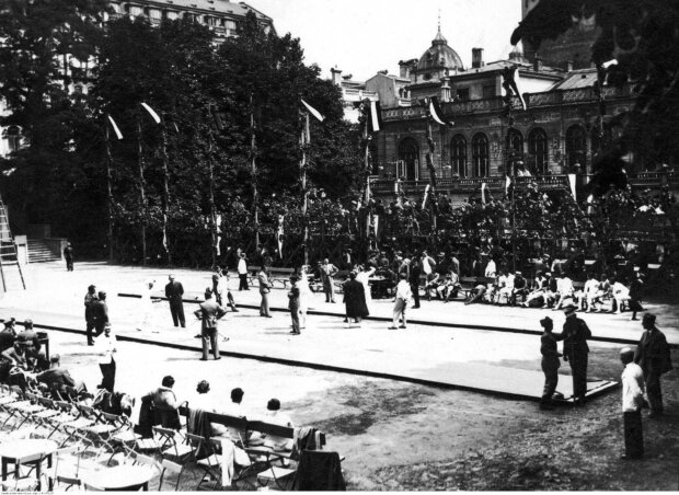 Ogólny widok Doliny Szwajcarskiej podczas zawodów sportowych. Widoczne plansze szermiercze. Fot. NN (źr. NAC)