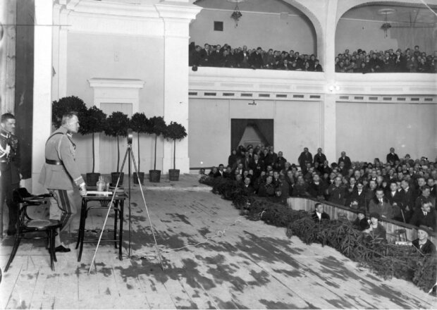 Kino Colosseum, wcześniej Palais de Glace. Marszałek Piłsudski w trakcie wygłaszania odczytu 21 III 1926 r. Fot. Marian Fuks, żr. NAC