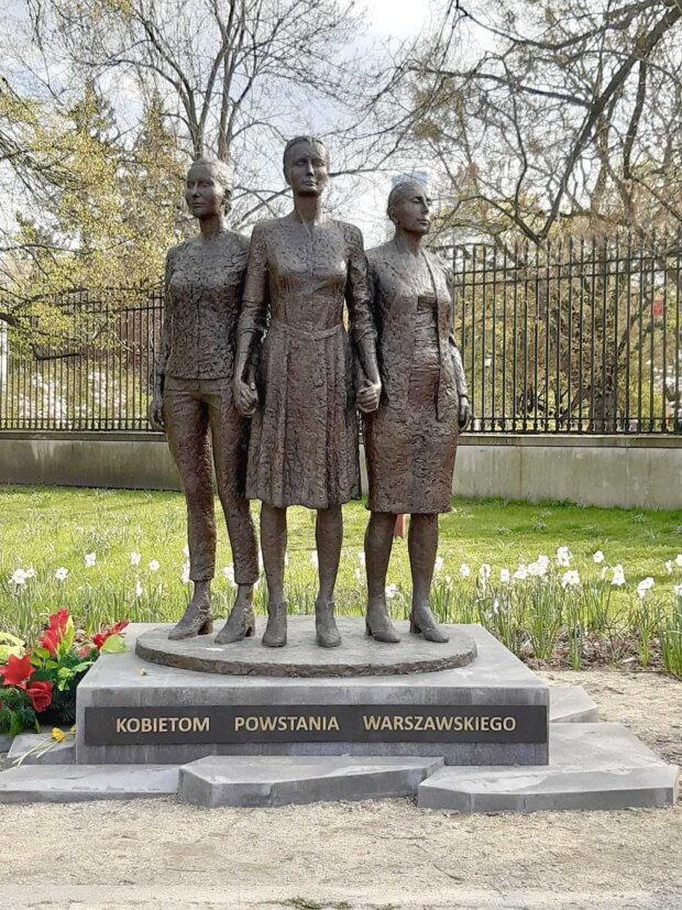 Pomnik Kobietom Powstania Warszawskiego na placu Krasińskich w Warszawie, autorstwa Moniki Osieckiej.