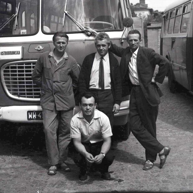 Pracownicy MZK na pętli przy autobusie z zajezdni 'Ostrobramska'' - Arch. MDK ''Ł''
