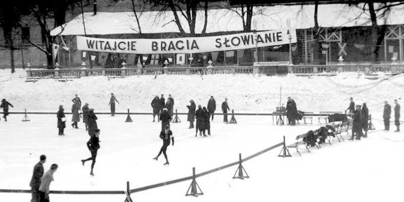 Tor łyżwiarski w Dolinie Szwajcarskiej i transparent ''Witajcie bracia Słowianie!''. Fot. NN (źr. NAC)