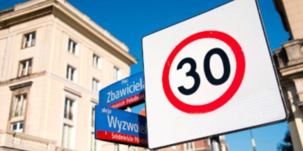 Tempo 30. Znak ograniczający dopuszczalną prędkość do 30 km na godzinę.