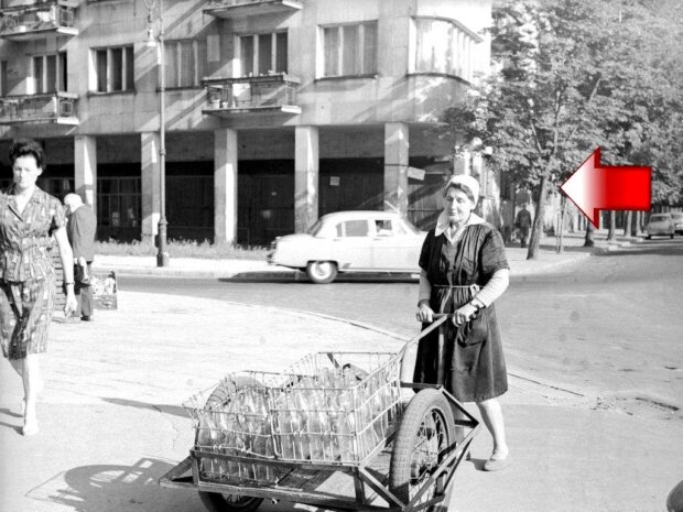 Skrzyżowanie ulic Chocimskiej i Skolimowskiej w roku 1967. Strzałka wskazuje kamienicę BOS. Fot. źródło NAC 