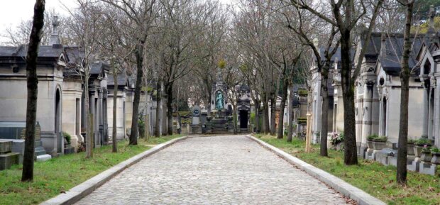 Alejka cmentarza Père-Lachaise w Paryżu