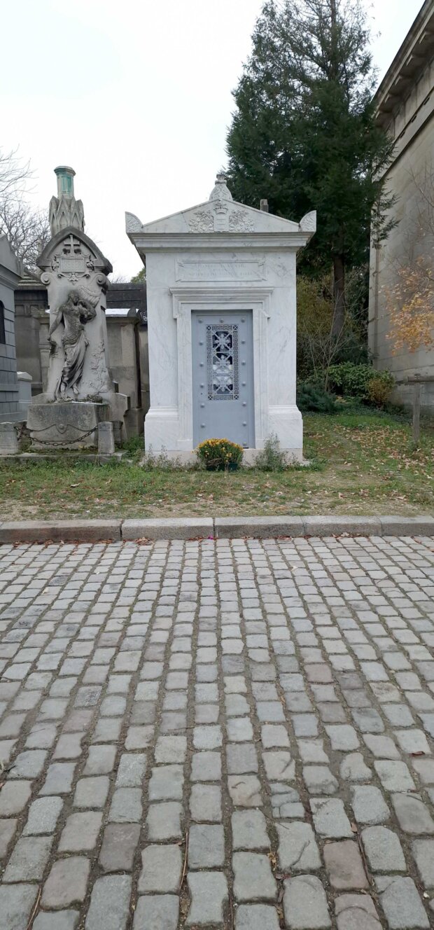 Kapliczka Komarów na cmentarzu Père-Lachaise w Paryżu, w której pochowany jest m.in. Mikołaj Tyszkiewicz zmarły w Warszawie