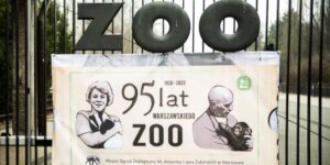 95 lat ZOO w Warszawie. Plakat na bramie ogrodu. fot. E. Lach