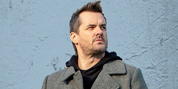 Jim Jefferies spogląda w dal