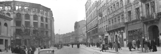 Miejsce akcji pod Arsenałem. ok. 1940 r. Ulica Długa, widok w kierunku wschodnim. Po lewej stronie Arsenał i wypalony gmach Pasażu Simonsa (w marcu 1943 już częściowo rozebrany). Fot. Rutkowski, Heinz / CC-BY-SA