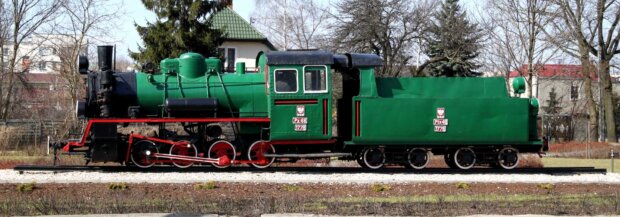 Wąskotorowa lokomotywa parowa Px48-1778 jako pomnik na skwerze obok urzędu miasta w Markach, ustawiona 17 września 2010. Fot. Cruiser (źr. Wikimedia)