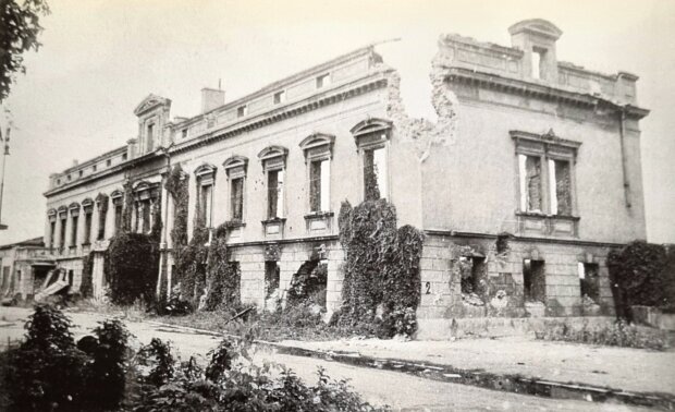 Wypalony Budynek Farmacji UW leżący w sąsiedztwie Auditorium Maximum, fot. 1945. Zbiory Muzeum UW