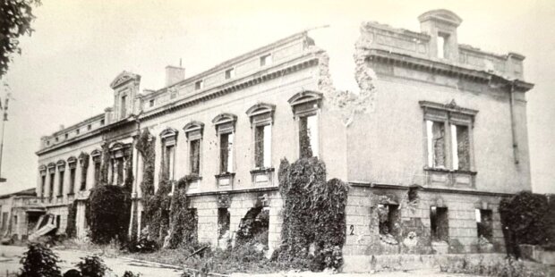 Wypalony Budynek Farmacji UW leżący w sąsiedztwie Auditorium Maximum, fot. 1945. Zbiory Muzeum UW