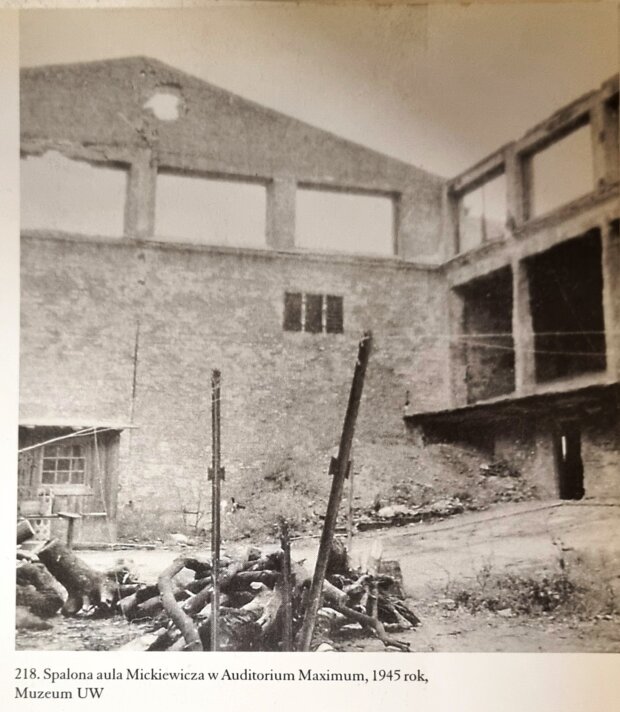 Zniszczone Auditorium Maximum Uniwersytetu Warszawskiego. Dawna aula im. Mickiewicza, fot. 1945. Zbiory Muzeum UW