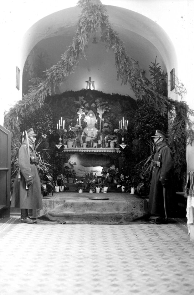 Grób Chrystusa w kościele garnizonowym 1 pułku Szwoleżerów Józefa Piłsudskiego w Warszawie w 1931 r. (źr. NAC)