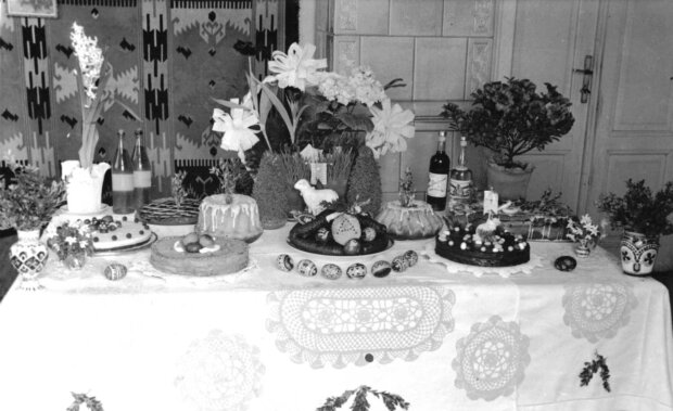 Przedwojenny stół wielkanocny. Rok 1938. (źr. NAC)