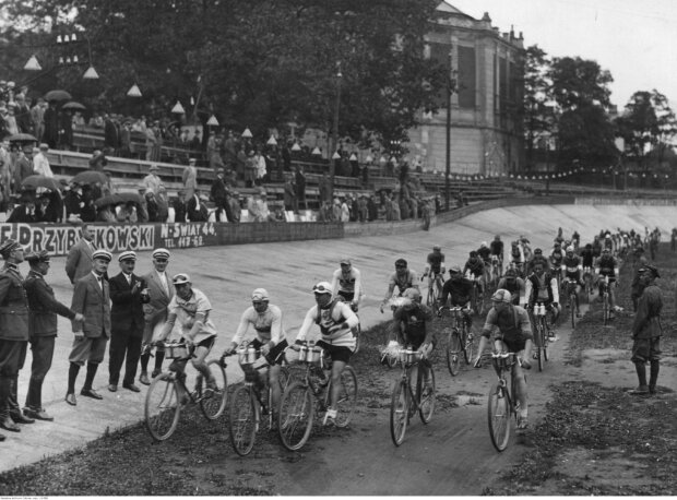 Zajęcia Warszawskiego Towarzystwa Cyklistów na torze na Dynasach. Zdjęcie z ok. 1930 roku. W tle Rotunda. Źr. NAC