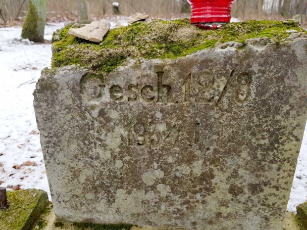 Dawny cmentarz ewangelicko-augsburski w Markach-Pustelniku - Pionowa płyta nagrobna - napis "Gesch 12/8 1934 J" (fot. Tomasz Paciorek)