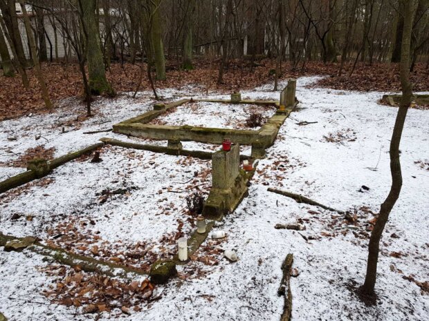 Dawny cmentarz ewangelicko-augsburski w Markach-Pustelniku - Pozostałości nagrobków (fot. Tomasz Paciorek)