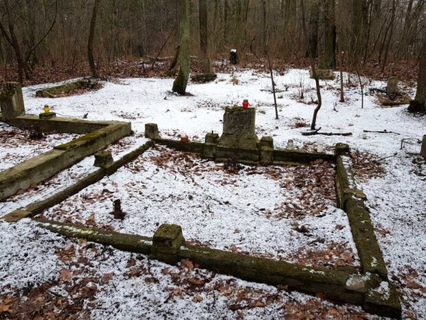 Dawny cmentarz ewangelicko-augsburski w Markach-Pustelniku - Pozostałości nagrobków (fot. Tomasz Paciorek)