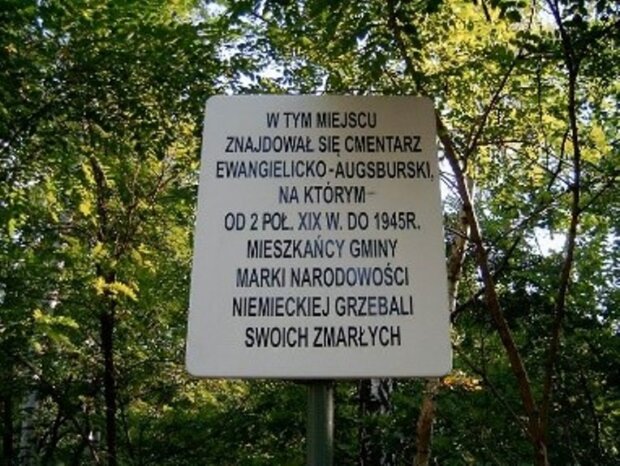 Dawny cmentarz ewangelicko-augsburski w Markach-Pustelniku - tablica (fot. Tomasz Paciorek)