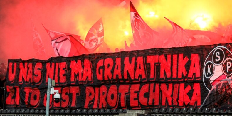 Polonia Warszawa - Hutnik Kraków. 1 kwietnia 2023. Banner: ''U nas nie ma granatnika, za to jest pirotechnika''. Fot. Edyta Figura-Jerzmanowska