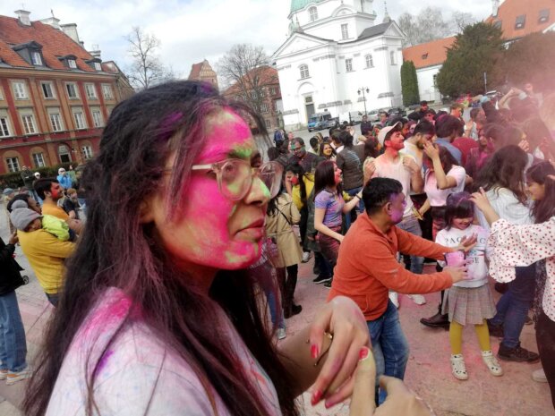 Nawet okulary się cieszą - Holi Color Flashmob 2023 w Warszawie