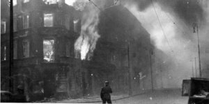 Powstanie w getcie warszawskim. Płoną podpalone przez Niemców kamienice przy ulicy Zamenhofa.