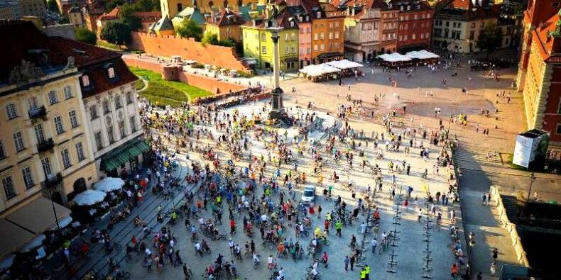 Warszawska Masa Krytyczna - zbiórka rowerzystów na placu Zamkowym. fot. Warszawska Masa Krytyczna