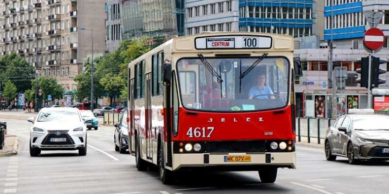 Autobus Jelcz PR110M, z roku 1991, na linii 100 - Warszawskie Linie Turystyczne