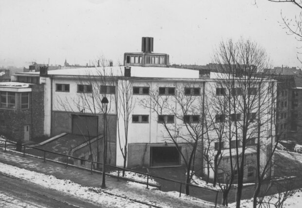 Widok zewnętrzny garażu Chevroleta przy Oboźnej, ok. 1938-39, NAC sygn. 1-G-3921-2