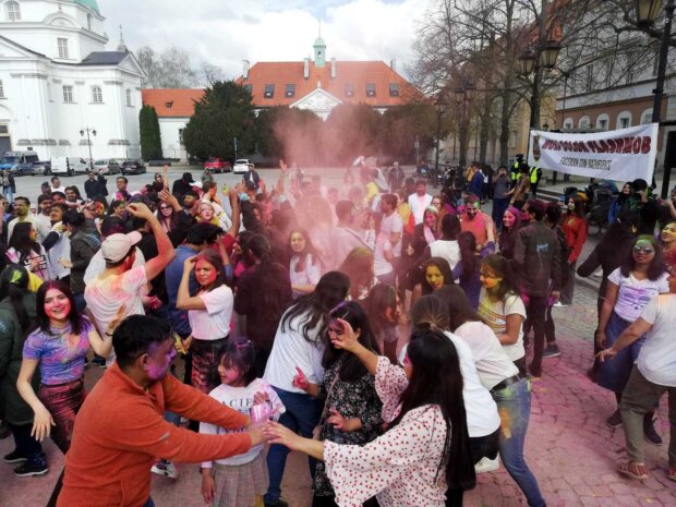 Zabawa na całego - Holi Color Flashmob 2023 w Warszawie