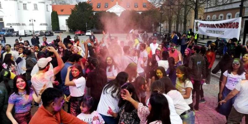 Zabawa na całego - Holi Color Flashmob 2023 w Warszawie