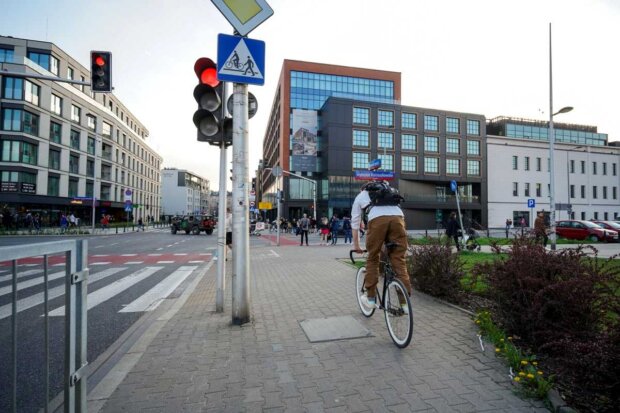 Typowy warszawski rowerzysta lekceważący przepisy. Zdjęcie prasowe wysyłane przez urząd miasta dla zilustrowania informacji o frezowaniu ul. Zajęczej. 