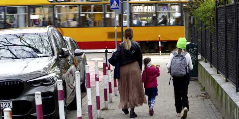 Problemy jakie mają mamy przed dotarciem do pracy - na zdjęciu mama z dziećmi, które odprowadza do szkoły i przedszkola.