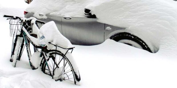 Zimowy rower zasypany śniegiem. Foto Harrison Haines. Źródłow: Pexels.com