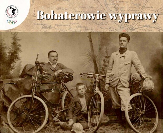 Antoni Fertner wraz z synem Stanisławem i nieznanym cyklistą z WTC w atelier fotograficznym w Lublinie, 1897 r. Fot. Zbiory MSiT - fragment wystawy. Fot. MSiT