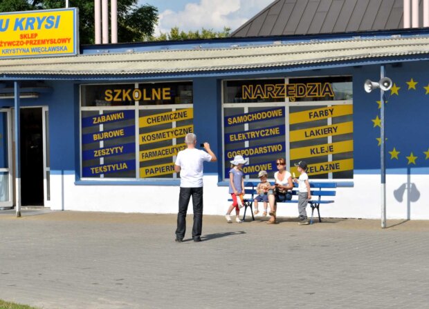 Autor z rodziną pod sklepem ze słynną ławeczką w Jeruzalu. Fot. z archiwum Jacka Wiśniewskiego