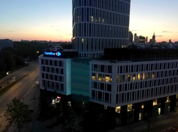 Carrefour neon na budynku. Fot. Warszawa.pl