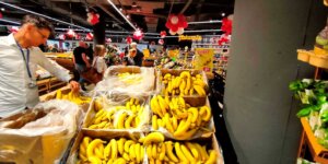 Carrefour w Supersamie - banany Fot. Warszawa.pl