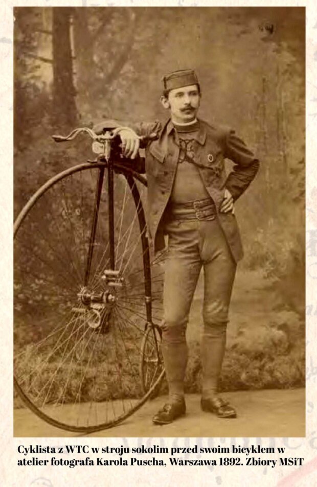 Cyklista z WTC w stroju sokolim przed swoim bicyklem w atelier fotografa Karola Puscha, Warszawa 1892. Zbiory MSiT - fragment wystawy. Fot. MSiT