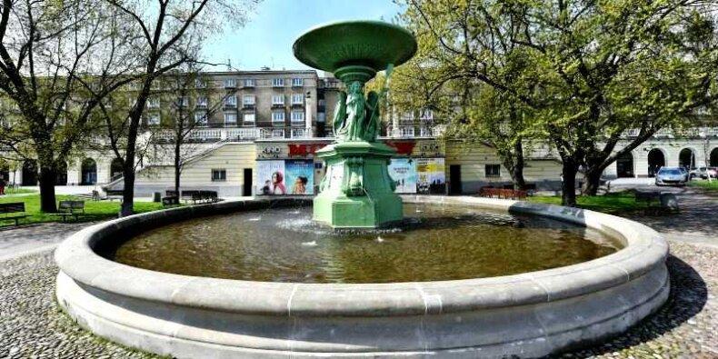 Wędrująca fontanna na skwerze Batalionu Harcerskiego AK ''Wigry'' przed kinem ''Muranów''. Fot. Adrian Grycuk (Wikimedia)