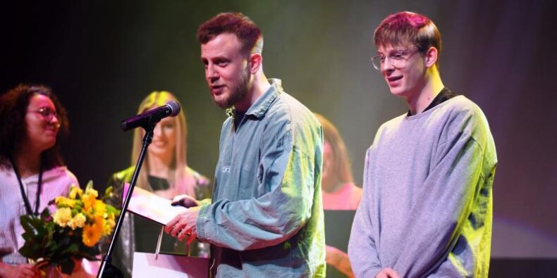 Jacek Bies i Tymoteusz Bies odbierają wyróżnienie w Tarnowskiej Nagrodzie Filmowej. Fot Paweł Topolski (TNF)