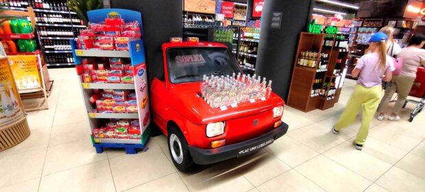 Fiat 126p (Maluch) użyty do reklamy wódki w sklepie Carrefour. Fot.Warszawa.pl
