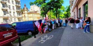 Marsz demokracji i wolności - kram z flagami w alei Szucha